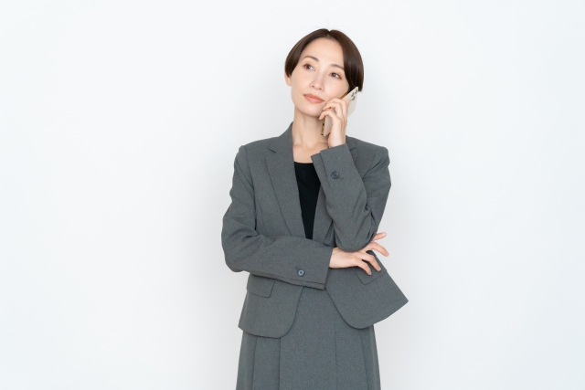 考える女性