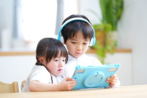 タブレットを見る男の子と女の子