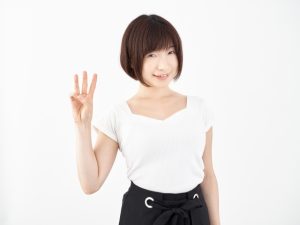 笑顔で3を表示する女性